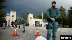 Agentes de la Guardia Civil Española de guardia a la entrada del Valle de los Caídos este 24 de octubre de 2019 como parte de la seguridad durante el traslado de los restos de Francisco Franco. (Foto REUTERS/Javier Barbancho)