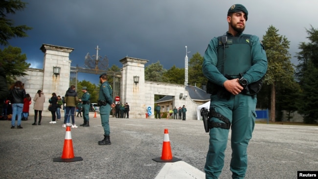 Agentes de la Guardia Civil Española de guardia a la entrada del Valle de los Caídos este 24 de octubre de 2019 como parte de la seguridad durante el traslado de los restos de Francisco Franco. (Foto REUTERS/Javier Barbancho)