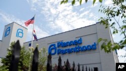 Planned Parenthood, organización que brinda atención de salud reproductiva en Estados Unidos, está en contra de regla que prohíbe a las clínicas referir mujeres para practicarse abortos.
