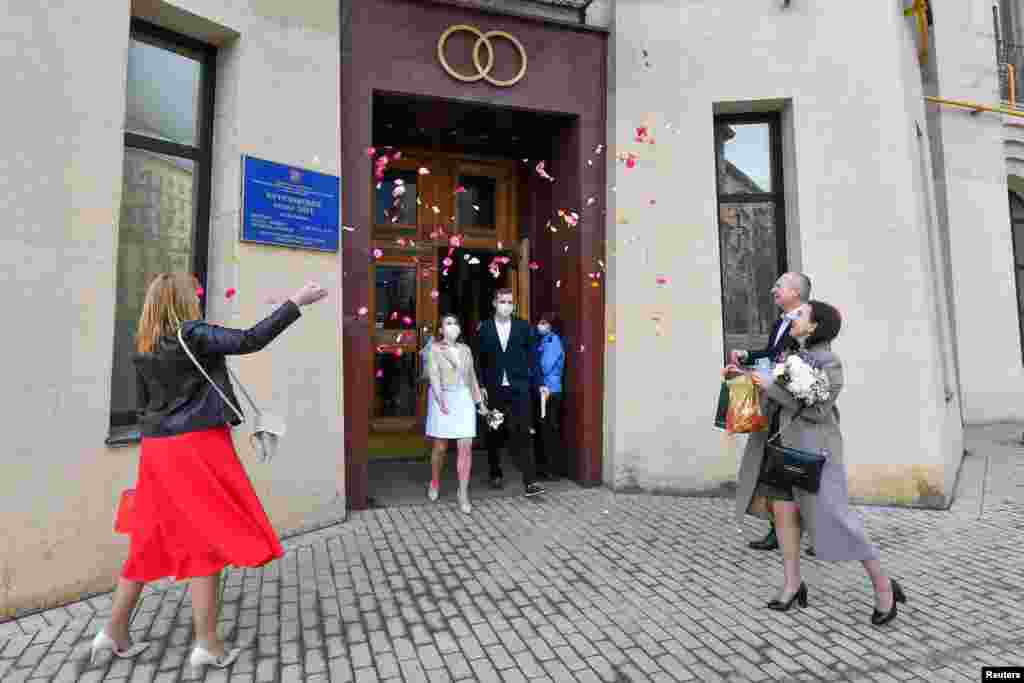 روس کے دارالحکومت ماسکو میں بھی دو محبت کرنے والوں نے کرونا کو خاطر میں نہ لاتے ہوئے 8 اپریل کو نیا گھر بسا لیا۔