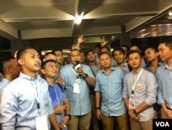 Sejumlah millenials kompak nobar di luar Bidakara, Jakarta, mendukung pasangan Prabowo-Sandi, Kamis (17/1). (VOA/Ghita Intan).