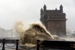 Gelombang menghantam setelah Topan Tauktae menerpa India di Mumbai pada 17 Mei 2021. (Foto: AFP/Sujit Jaiswal)