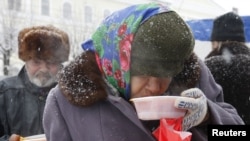25일 러시아 스타브로폴에서 자원봉사자가 나눠준 수프로 몸을 데우는 시민들.