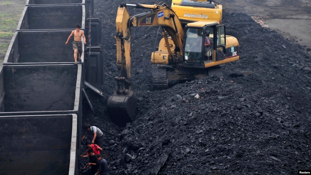 资料照：中国辽宁沈阳的工人在装卸煤炭。(photo:VOA)