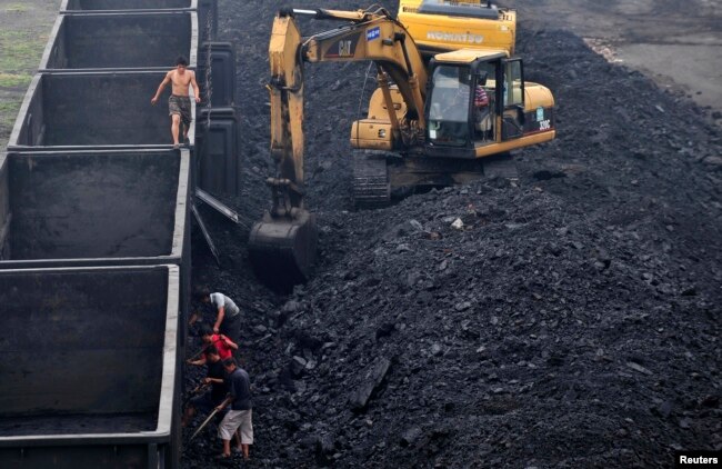 Batu bara untuk pembangkit listrik di Shenyang, Provinsi Liaoning, 30 Juli 2011. (Foto: Reuters)
