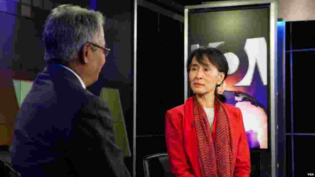 VOA Burmese Journalist Kyaw Zan Tha interviews actvisit Daw Aung San Suu Kyi during her visit to the VOA. 