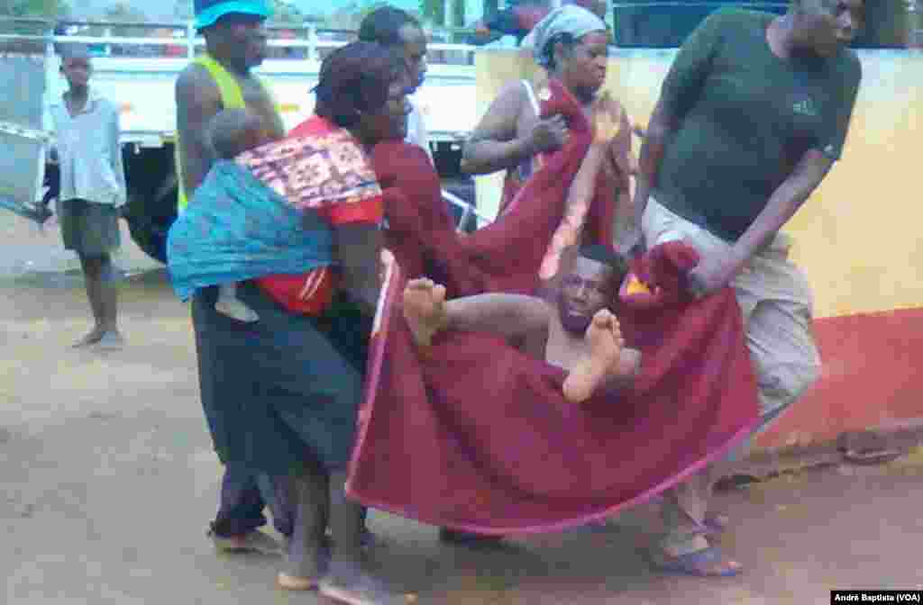 Feridos transportados para o hospital após explosão de camião cisterna de combustível, em Tete, Moçambique. Nov 17, 2016