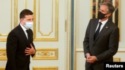 На фото: президент України Володимир Зеленський під час зустрічі із державним секретарем США Ентоні Блінкеном на початку травня