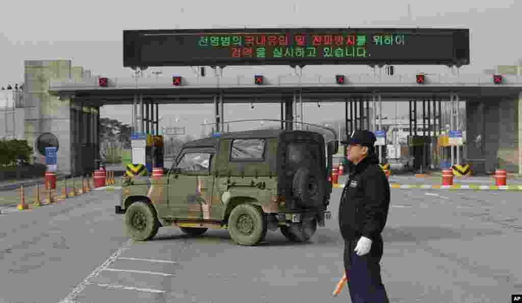 一輛韓國軍車2013年4月8日經過板門店村邊界附近通往朝鮮開城地區的海關，移民和檢疫局的關口。