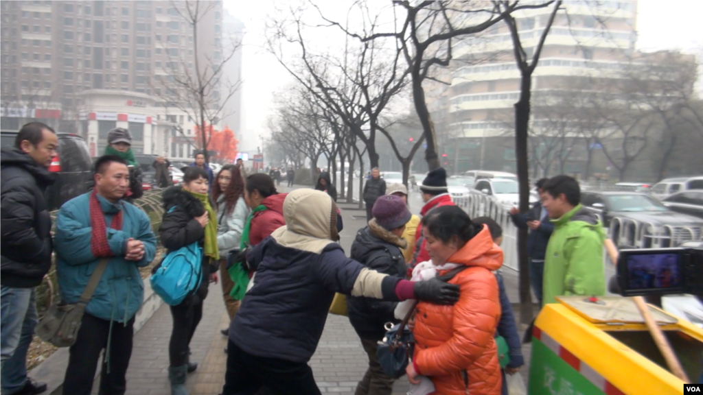 北京访民在法院外面声援因被控煽动民族仇恨罪和寻衅滋事罪受审的浦志强。（美国之音叶兵拍摄）