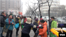 北京訪民在法院外面（美國之音葉兵拍攝）