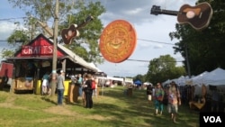The 2013 Philadelphia Folk Festival at the Old Poole Farm in Schwenksville, Pennsylvania. (K. Cole/VOA)