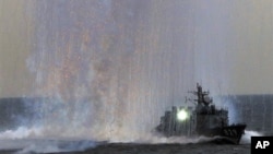 지난 10월 미사일 발사 훈련 중인 일본 해상자위대 함정. (자료사진)