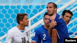 Italy's Giorgio Chiellini accuses Uruguay's Luis Suarez of biting him during their match at the Dunas arena in Natal, June 24, 2014.