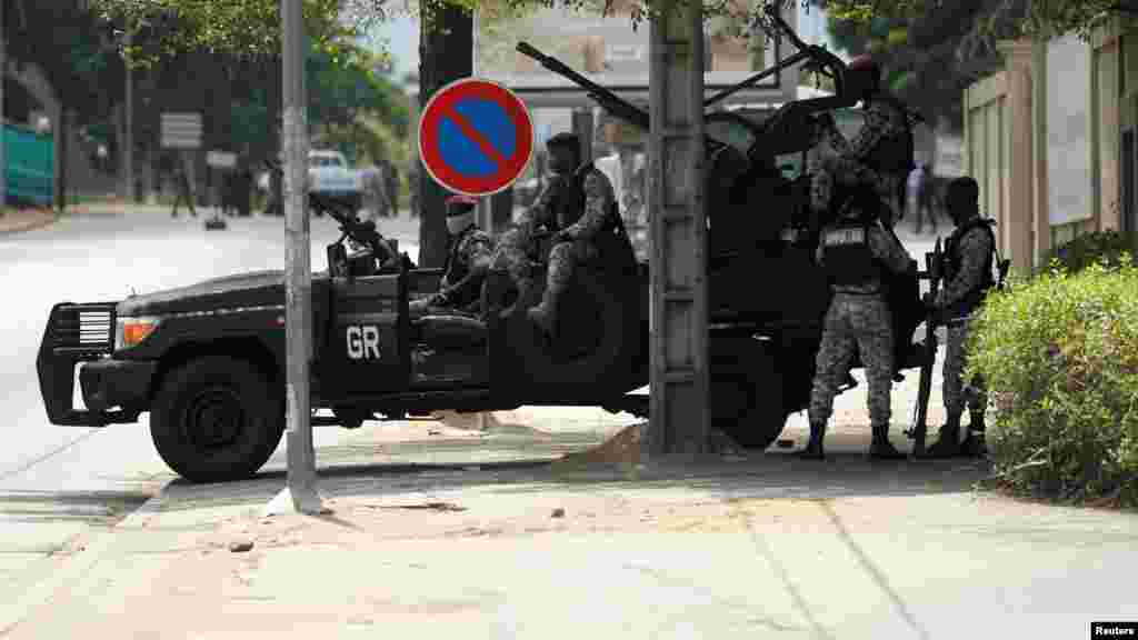Des soldats de la garde présidentielle de la Côte d'Ivoire manifestent devant un camp à Abidjan, en Côte d'Ivoire, le 12 mai 2017.