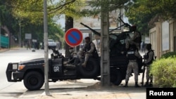 Des soldats patrouillent dans les rues d'Abidjan, en Côte d'Ivoire, le 12 mai 2017. 