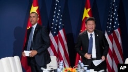美国总统奥巴马（左）和中国主席习近平在联合国气候大会上（2015年11月30日）