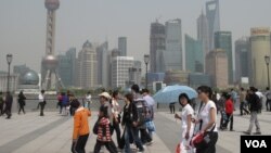 上海外滩上的游人和浦东的高楼，《澎湃新闻》总部在上海（美国之音张楠拍摄）