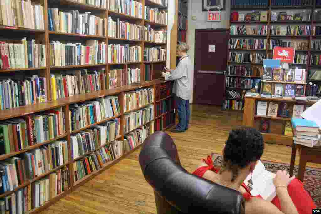 La librer&iacute;a consta de tres pisos: la planta baja acoge obras literarias, la segunda alberga grandes libros sobre arte y dise&ntilde;o, y la tercera, rarezas de diferentes tipos. 