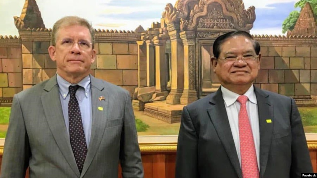 ឯកអគ្គរដ្ឋទូតអាមេរិកប្រចាំនៅកម្ពុជា លោក W. Patrick Murphy (ឆ្វេង) ជួបជាមួយលោក ស ខេង រដ្ឋមន្ត្រីក្រសួងមហាផ្ទៃ ដើម្បីពិភាក្សាបញ្ហាមួយចំនួន កាលពីថ្ងៃទី៧ ខែមិថុនា ឆ្នាំ២០២១។ (រូបថតពី Facebook/US Embassy Phnom Penh, Cambodia)