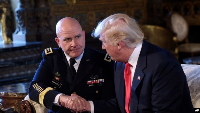 El Presidente Donald Trump estrecha la mano con el Teniente General de Ejército HR McMaster, en la propiedad de Trump Mar-a-Lago en Palm Beach, Florida, el lunes 20 de febrero de 2017.