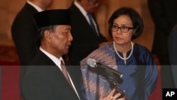 Dr. Sri Mulyani Indrawati (kanan) berbincang dengan Jenderal (purn.) Wiranto menjelang pelantikan di Istana Negara, Jakarta, Rabu 27 Juli 2016.