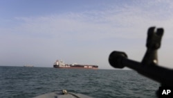 Garda Revolusi Iran mengarahkan senjata ke arah kapal tanker minyak berbendera Inggris "Stena Impero", yang disita di Selat Hormuz, Jumat (19/7) di pelabuhan Bandar Abbas, Iran saat latihan militer di kawasan tersebut, Minggu, 21 Juli 2019. (Foto: dok).