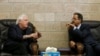 «مارتین گریفیث» (چپ) فرستاده ویژه سازمان ملل به یمن با «فيصل ابو راس» از دیپلمات های نزدیک به حوثی ها صحبت می کند.