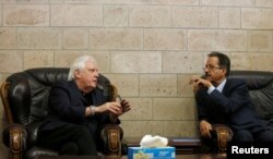 UN envoy to Yemen Martin Griffiths (L) talks with the undersecretary of Houthi-led government's foreign ministry, Faisal Abu-Rass upon his departure of Sanaa, Yemen, June 19, 2018.