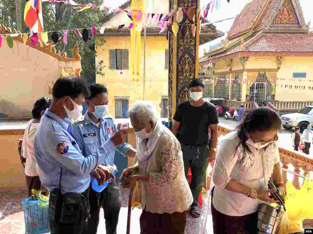 វត្តអារាម​មួយ​ នៅ​រាជធានីភ្នំពេញ​ មាន​ការ​វាស់​កំដៅ​ និង​បាញ់​ទឹក​អាល់កុល​លាងដៃ​ មុន​ពេល​អនុញ្ញាតិ​ឲ្យ​ពុទ្ធ​បរិស័ទ​ចូល​ក្នុង​វត្ត​ រាជធានី​ភ្នំពេញ នៅថ្ងៃ​ទី​ ១៤ ខែ​មេសា​ ឆ្នាំ២០២០។ (ហ៊ាន​ សុជាតា​/VOA)