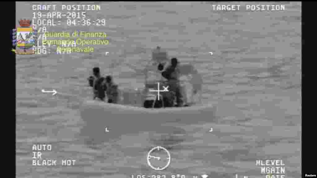 Un navire de sauvetage en pleine opération de recherche et de sauvetage après le naufrage d&rsquo;un bateau transportant des migrants la nuit, avec au moins 700 passagers qui seraient morts. Image fixe tirée de la vidéo publiée par Guardia di Finanza italienne, le 19 avril 2015.