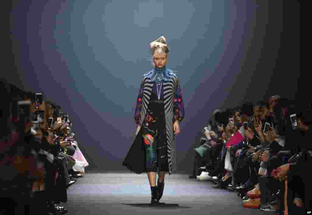 کلکسیون پاییز و زمستان ۲۰۱۷ &rdquo;Manish Arora&ldquo;، طراح هندی، در هفته مد پاریس.