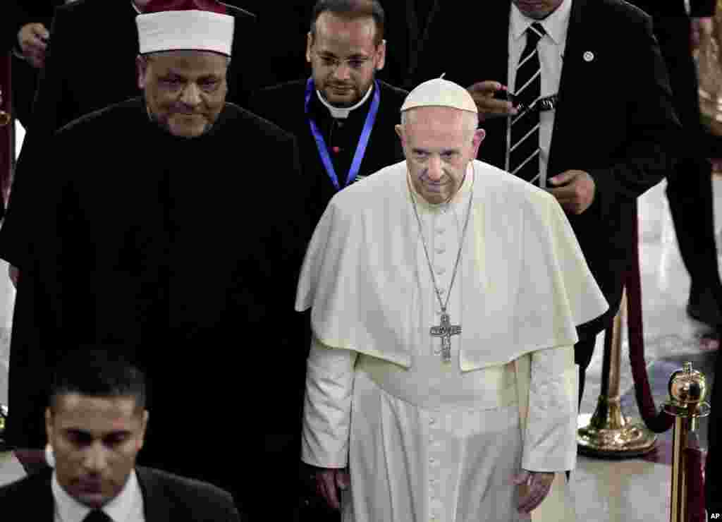Le pape François s&rsquo;apprête à rencontrer Sheik Ahmed el-Tayyib, Grand Imam de la Mosquée d&#39;Al-Azhar, au quartier général d&#39;al-Azhar au Caire, en Egypte, 28 avril 2017.