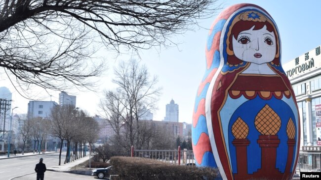 在中国黑龙江省与俄罗斯交界的边境城市绥芬河一座俄罗斯巨型套娃塑像树立在街头。（2020年4月12日）