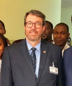 Sylvain Villiard, DG du CHU de Brazzaville, a trois ans pour sauver cet hôpital (VOA/Arsène Séverin)