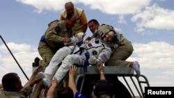 Kru kapal Soyuz TMA-03M saat mendarat di Kazakhstan Juli lalu. (Reuters)