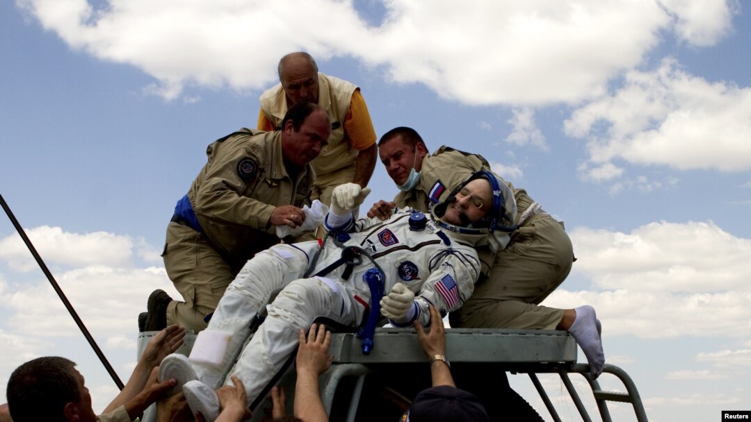 Astronot Don Petit segera mendapat bantuan petugas medis setelah mendaratkan kapsul Soyuz TMA-03M di suatu daerah terpencil dekat kota Zhezkazgan, Kazakhstan (1/7).