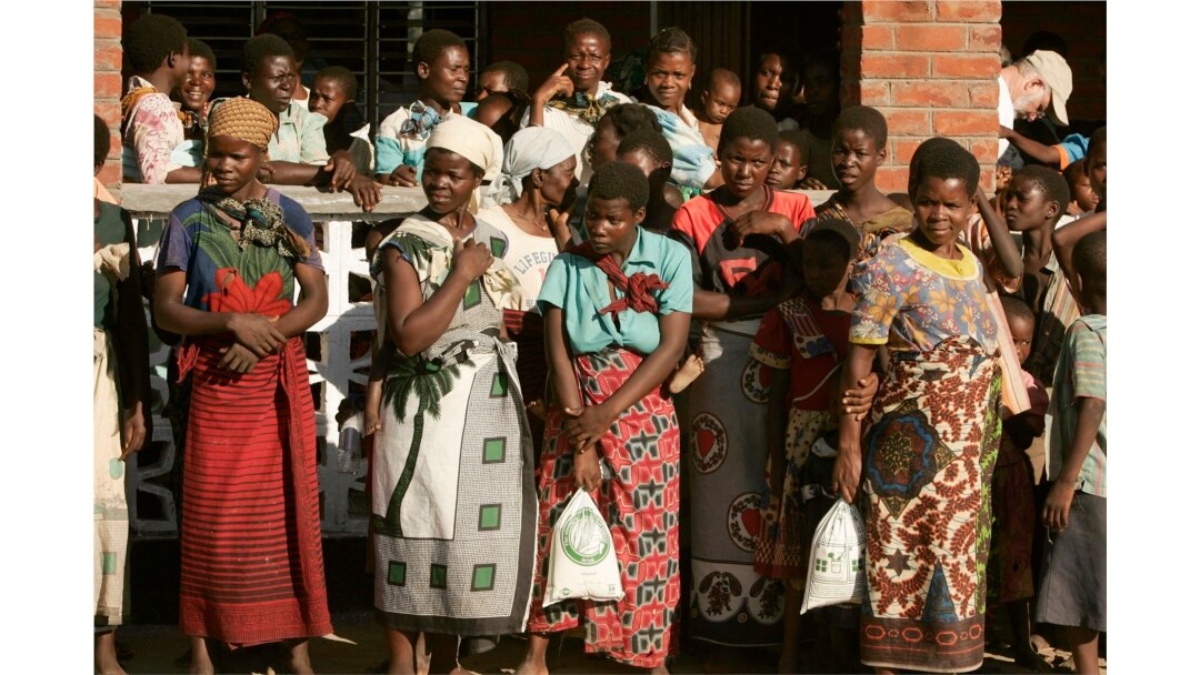 Perempuan Malawi tengah berdiri di Kazembe di luar Lilongwe, 20 April 2007. (Photo: REUTERS/Siphiwe Sibeko)