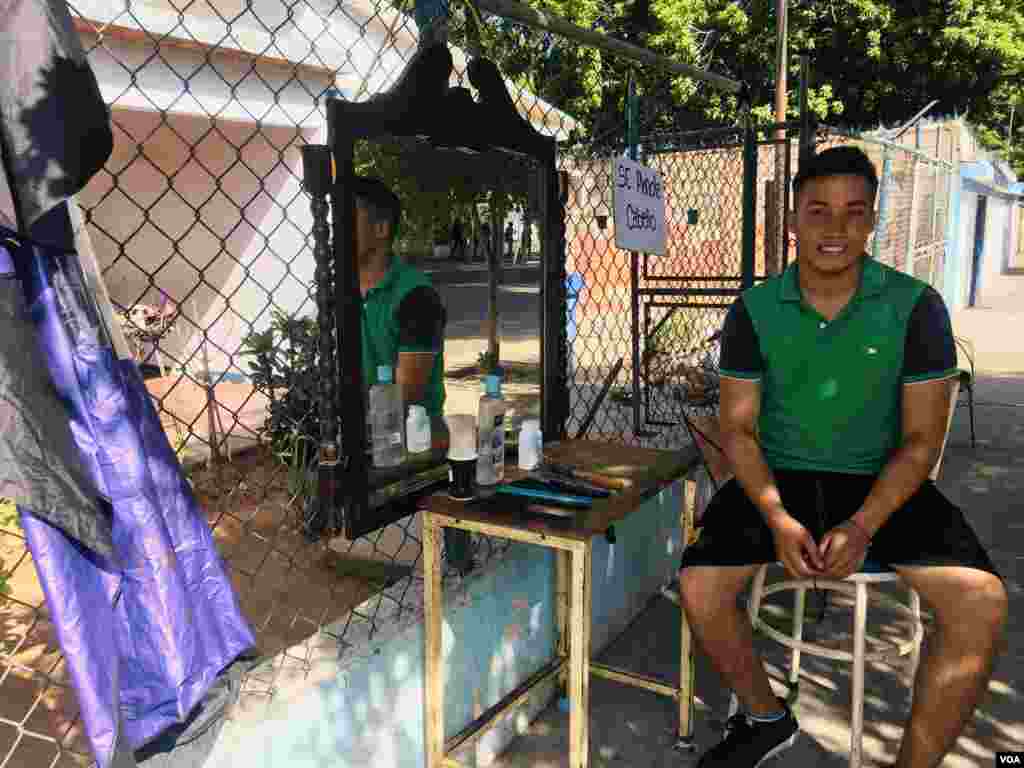 José Vicuña es uno de los tantos barberos de calle en Venezuela. Foto: Gustavo Ocando/VOA.