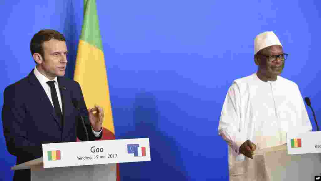 Le président français Emmanuel Macron, à gauche, et son homologue malien Ibrahim Boubacar Keita lors d&rsquo;une conférence de presse conjointe à Gao, Mali, 19 mai 2017.&nbsp;