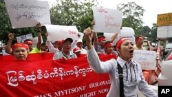 Burmese activists protest Myitsone hydropower dam project in Kuala Lumpur, Malaysia, Sept. 22, 2011.