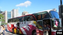 在台北101大楼前的陆客旅游巴士(美国之音张永泰拍摄)