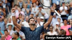 Novak Đoković slavi pobedu nad Žoaom Sousom u osmini finala Ju Es Opena (Foto: AP/Carolyn Kaster) 