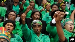 Mujeres entonan eslóganes durante el servicio recordatorio de la fallecida activista Winnie Madikizela-Mandela en Soweto, Sudáfrica, el miércoles, 11 de abril, de 2018.