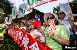 A group of Taiwanese American welcome President Tsai Ing-Wen during her visit to the Ronald Reagan Presidential Library in Simi Valley, California, Aug. 13, 2018.