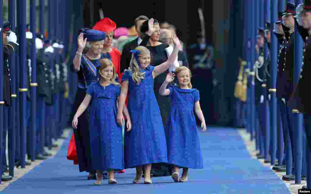 Putri Beatrix mengikuti cucu-cucunya Putri Mahkota Catharina-Amalia (tengah), Putri Alexia (kiri) dan Putri Ariane saat meninggalkan gereja Nieuwe Kerk di Amsterdam setelah upacara penobatan.