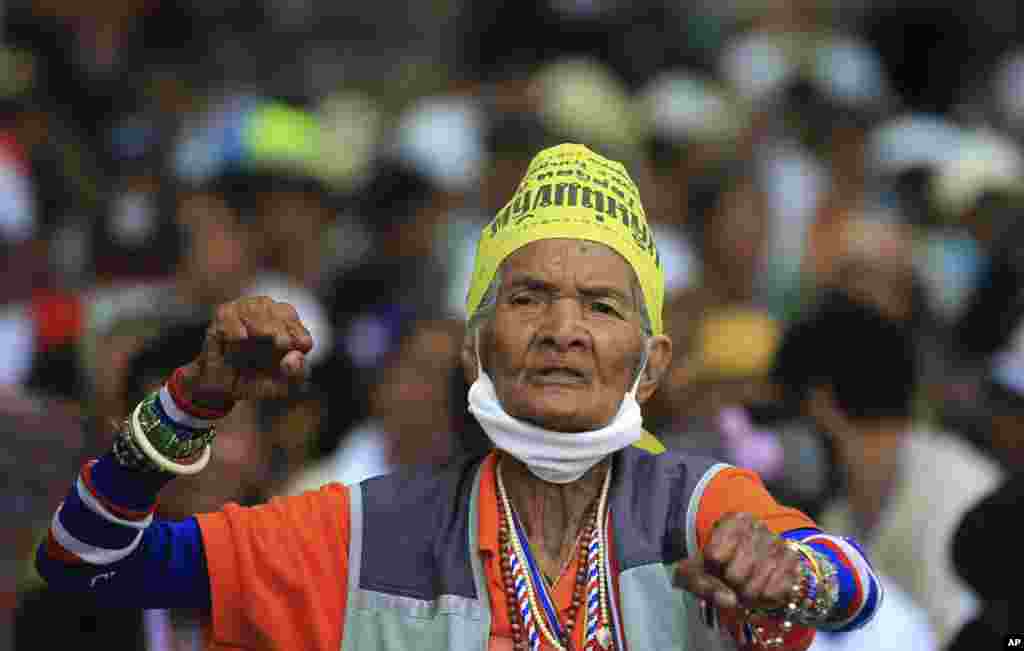 An anti-government protester raises his clenched fists as he listens to a speech by anti-government protest leader Suthep Thaugsuban in Bangkok, Thailand, Feb. 20, 2014.&nbsp;