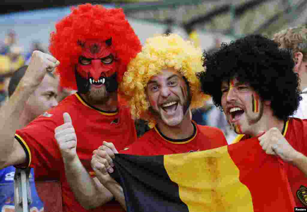 Os fãs belgas confiantes na vitória da sua equipa antes do jogo contra a Argélia, no estádio do Mineirão, Belo Horizonte, Junho 17, 2014 REUTERS/Sergio Perez