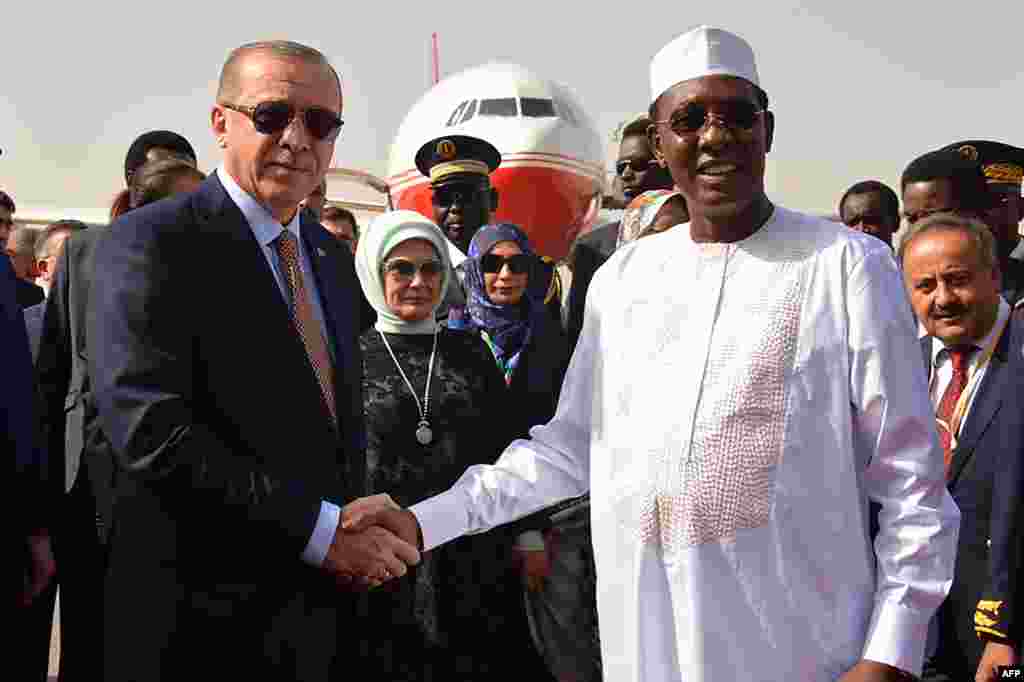 Le président turc Recep Tayyip Erdogan, à gauche, serre la main du président tchadien Idriss Deby, à son arrivée à N&#39;Djamena, Tchad, 26 décembre 2017.&nbsp;