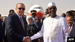 Perezida wa Turukiya Recep Tayyip Erdogan, ibubamfu, aramukanya na Idriss Deby wa Cadi, ashitse i N'Djamena muri Cadi, itariki 26/12/2017. 